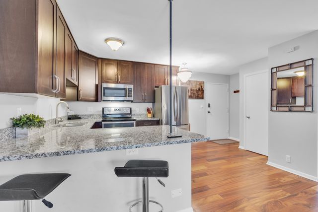 320 CIRCLE Avenue 404, Forest Park, IL 60130