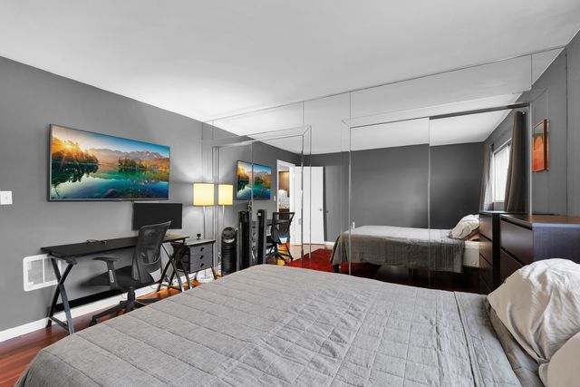 320 CIRCLE Avenue 404, Forest Park, IL 60130