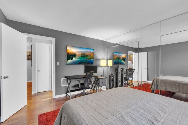 320 CIRCLE Avenue 404, Forest Park, IL 60130