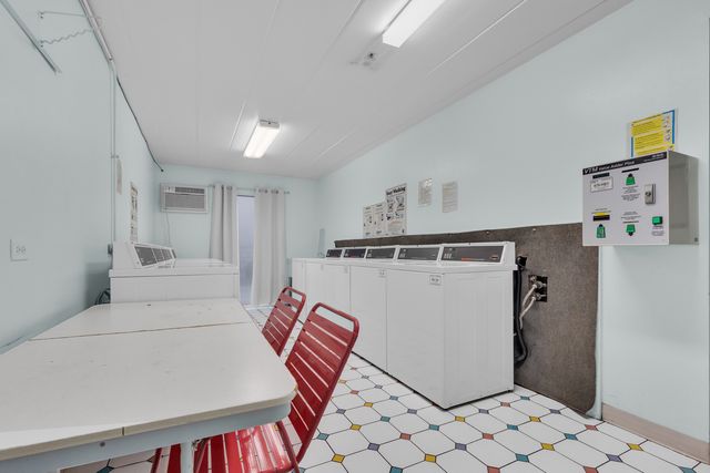 320 CIRCLE Avenue 404, Forest Park, IL 60130