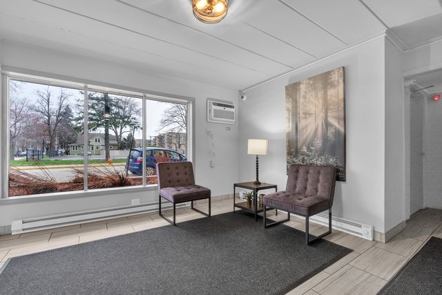 320 CIRCLE Avenue 404, Forest Park, IL 60130