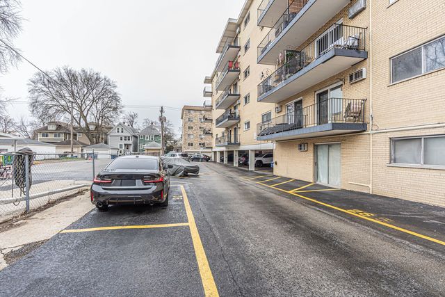 320 CIRCLE Avenue 404, Forest Park, IL 60130