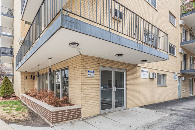 320 CIRCLE Avenue 404, Forest Park, IL 60130