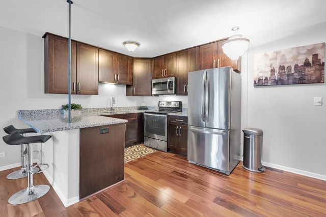 320 CIRCLE Avenue 404, Forest Park, IL 60130