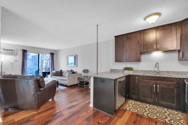 320 CIRCLE Avenue 404, Forest Park, IL 60130