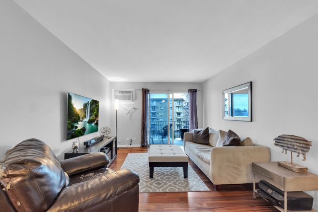 320 CIRCLE Avenue 404, Forest Park, IL 60130