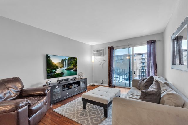 320 CIRCLE Avenue 404, Forest Park, IL 60130