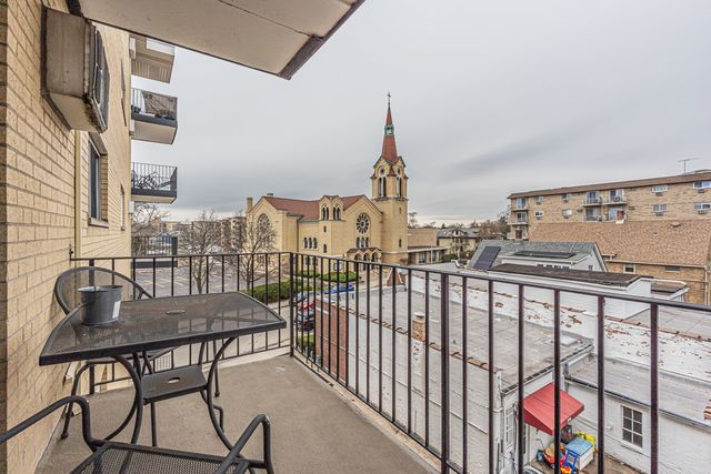 320 CIRCLE Avenue 404, Forest Park, IL 60130