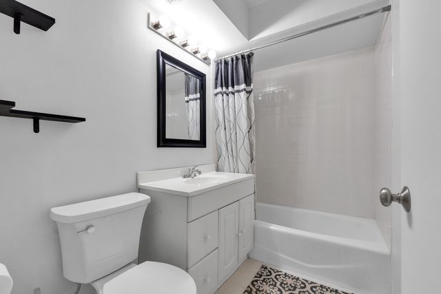 320 CIRCLE Avenue 404, Forest Park, IL 60130