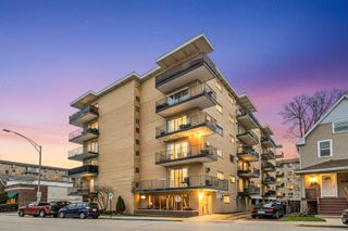 320 CIRCLE Avenue 404, Forest Park, IL 60130