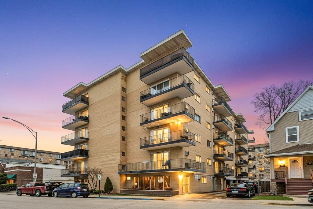 320 CIRCLE Avenue 404, Forest Park, IL 60130