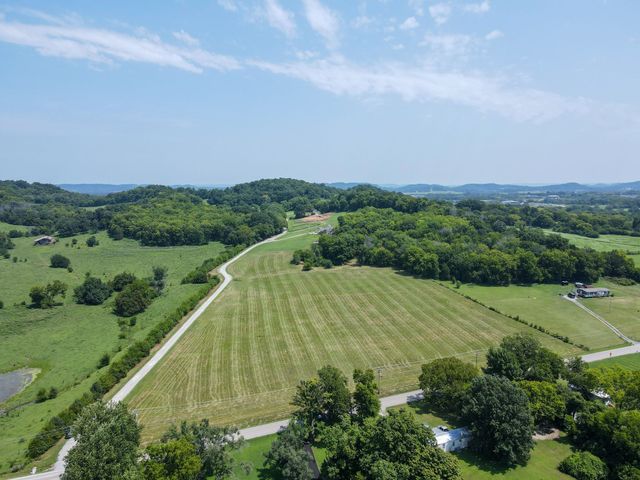 2006 Four Winds Pvt Ln, Thompsons Station, TN 37179