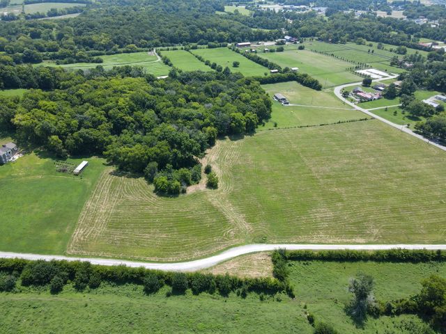 2006 Four Winds Pvt Ln, Thompsons Station, TN 37179