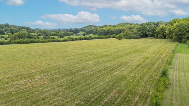 2006 Four Winds Pvt Ln, Thompsons Station, TN 37179