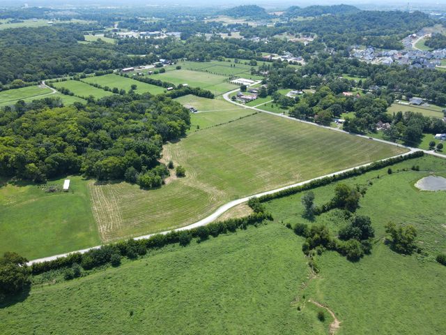 2006 Four Winds Pvt Ln, Thompsons Station, TN 37179