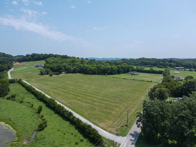 2006 Four Winds Pvt Ln, Thompsons Station, TN 37179