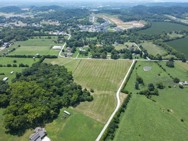 2006 Four Winds Pvt Ln, Thompsons Station, TN 37179