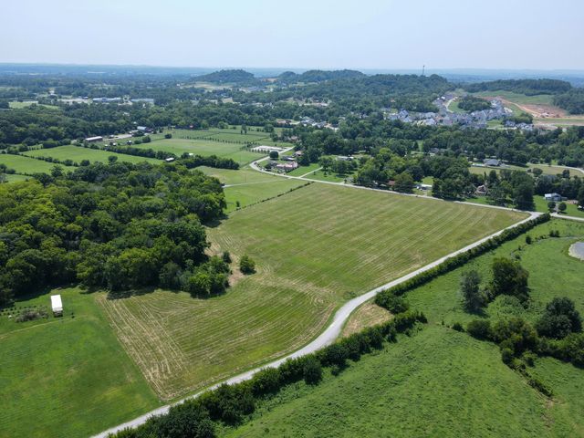 2006 Four Winds Pvt Ln, Thompsons Station, TN 37179