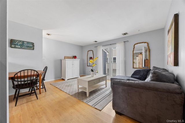116 Westend Avenue 8, Freeport, NY 11520