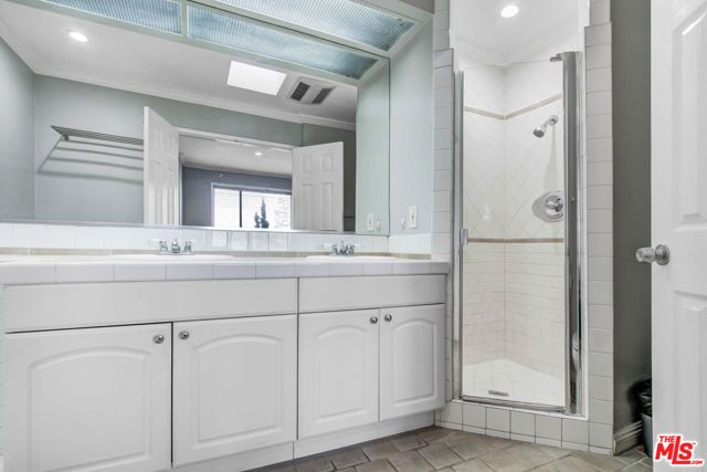 831 S Gretna Green Way 302, Los Angeles, CA 90049