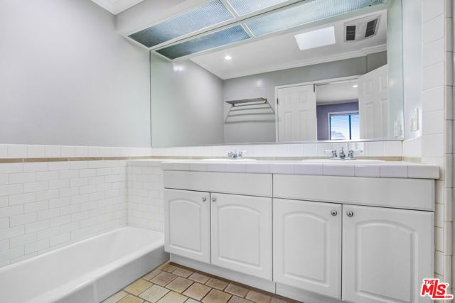 831 S Gretna Green Way 302, Los Angeles, CA 90049