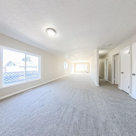 1212 E 36th Street, Des Moines, IA 50317