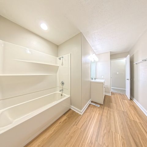 1212 E 36th Street, Des Moines, IA 50317