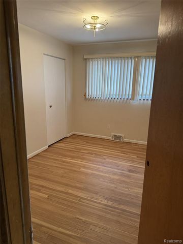 20801 Kenosha Street, Oak Park, MI 48237