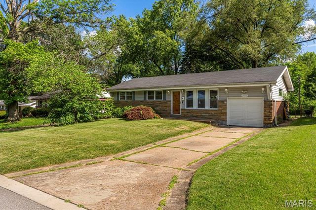 2418 Castle Drive, St Louis, MO 63136