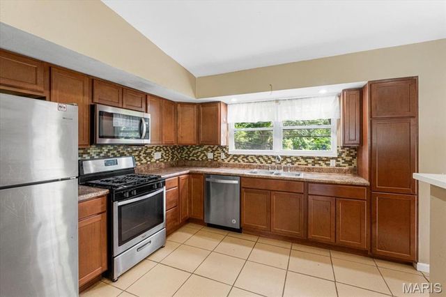 2418 Castle Drive, St Louis, MO 63136