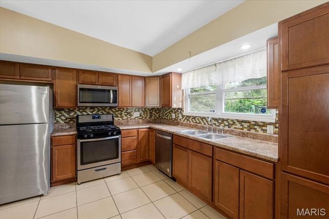 2418 Castle Drive, St Louis, MO 63136