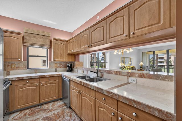 500 UNO LAGO Drive 201, Juno Beach, FL 33408