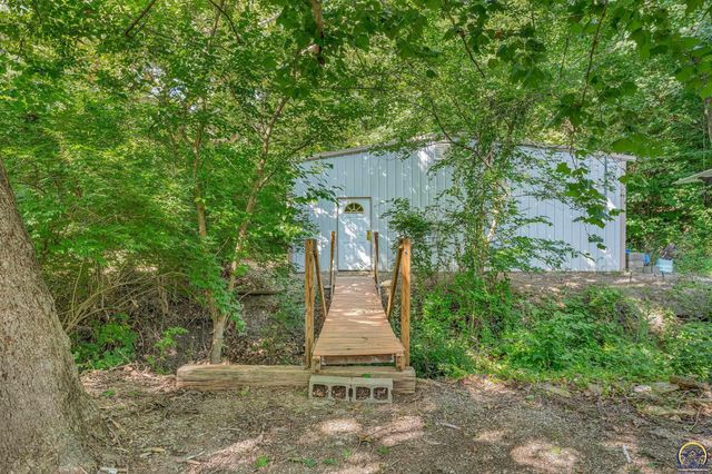 2740 NE Happy Hollow RD, Topeka, KS 66617