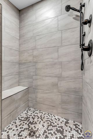 2740 NE Happy Hollow RD, Topeka, KS 66617