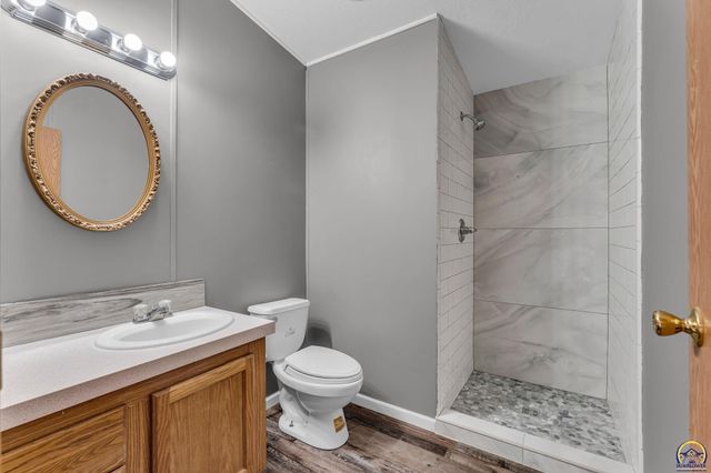 2740 NE Happy Hollow RD, Topeka, KS 66617