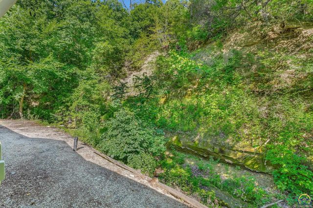 2740 NE Happy Hollow RD, Topeka, KS 66617