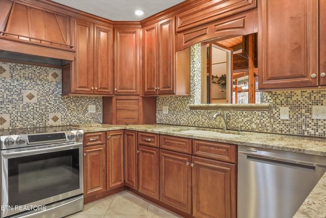 565 Hillcrest Circle, Etowah, TN 37331