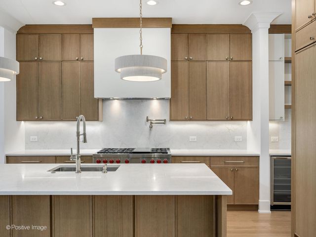 1228 W Wellington Avenue, Chicago, IL 60657