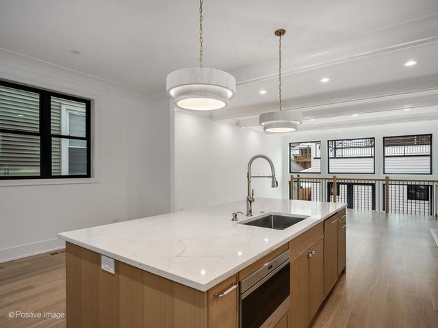 1228 W Wellington Avenue, Chicago, IL 60657