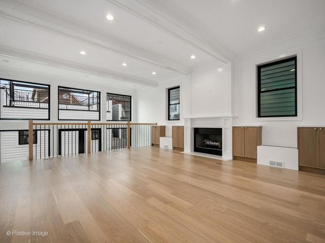 1228 W Wellington Avenue, Chicago, IL 60657