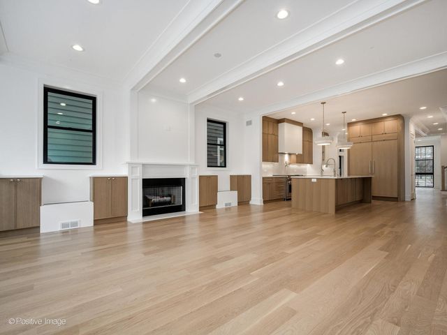 1228 W Wellington Avenue, Chicago, IL 60657