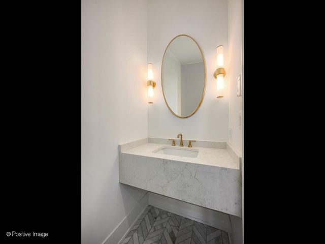 1228 W Wellington Avenue, Chicago, IL 60657