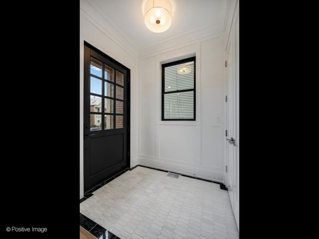 1228 W Wellington Avenue, Chicago, IL 60657