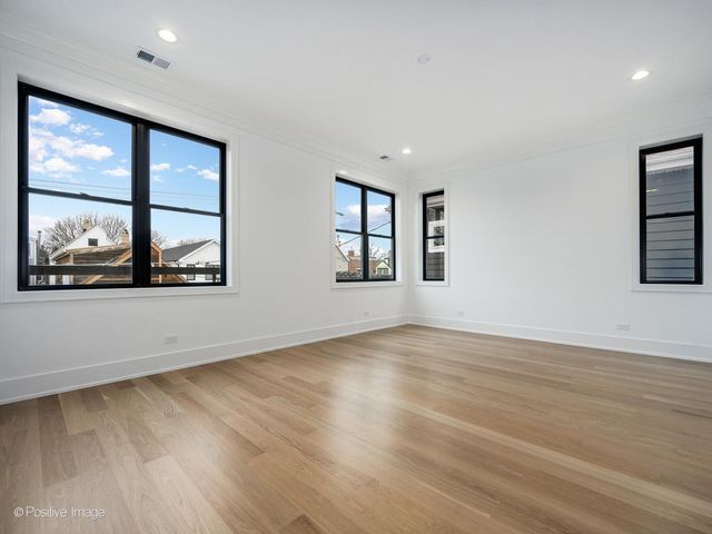 1228 W Wellington Avenue, Chicago, IL 60657