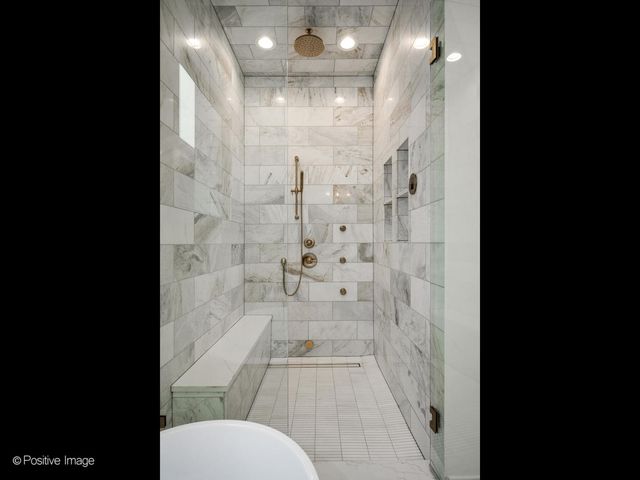 1228 W Wellington Avenue, Chicago, IL 60657