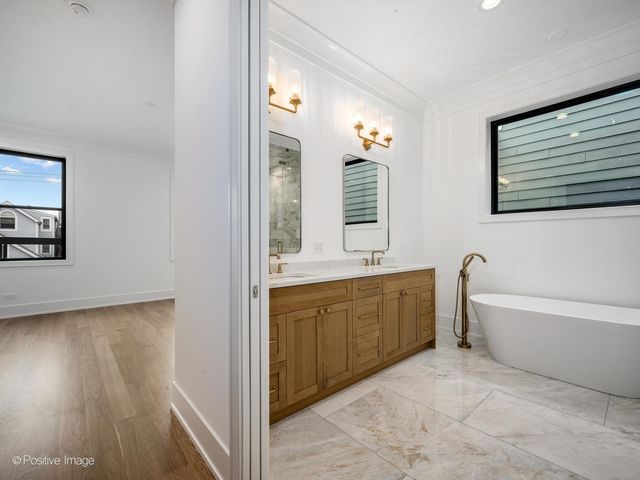 1228 W Wellington Avenue, Chicago, IL 60657