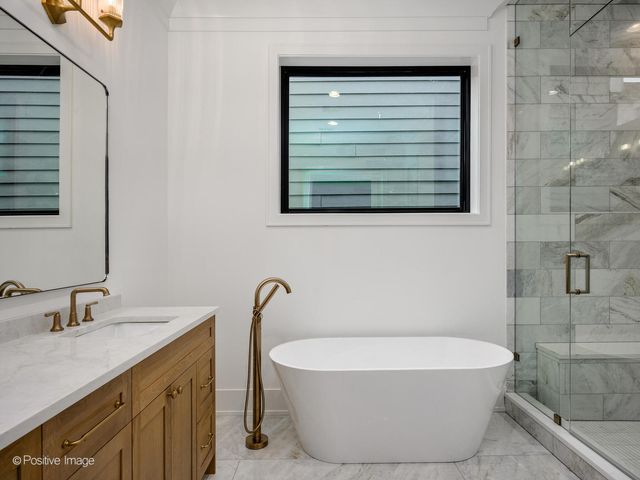 1228 W Wellington Avenue, Chicago, IL 60657