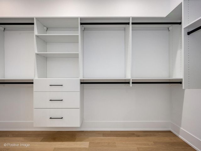 1228 W Wellington Avenue, Chicago, IL 60657