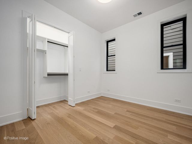 1228 W Wellington Avenue, Chicago, IL 60657