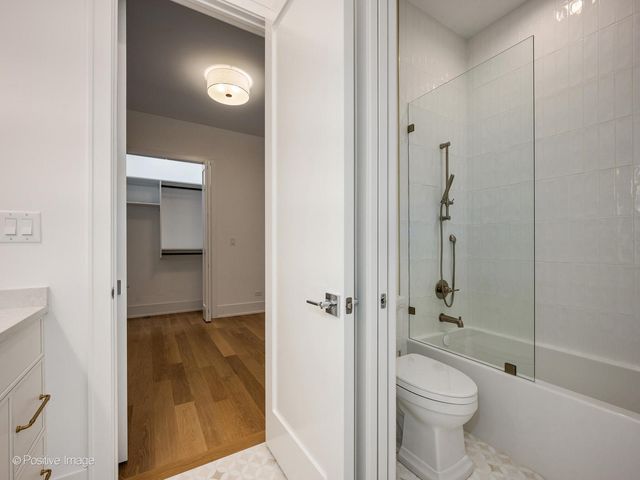 1228 W Wellington Avenue, Chicago, IL 60657